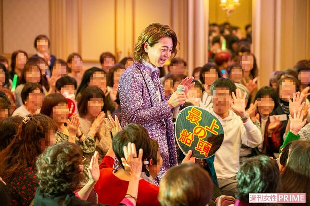 200人に熱く迎えられ、ツーショット撮影会スタート!　撮影／廣瀬靖士