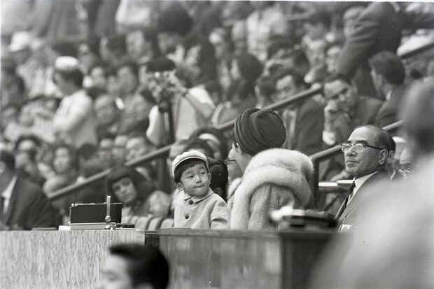 '64年の東京オリンピックを国立競技場でご観戦される天皇皇后両陛下と徳仁さま（当時）