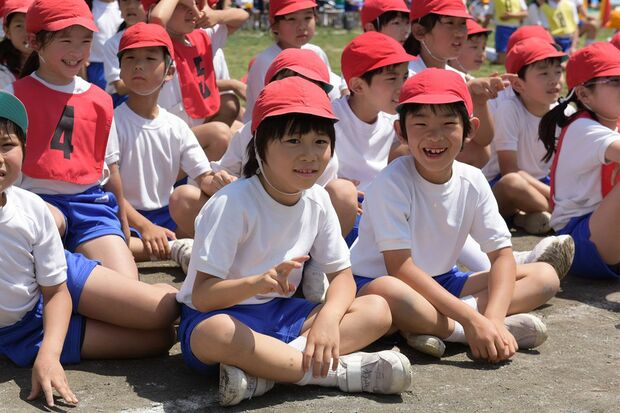 2015年5月、学校の運動会に参加された小学3年生の悠仁さま。4人１組のリレー競技を終えて、お友達と一緒に並ばれているところを写真撮影された。秋篠宮ご夫妻や眞子さま（当時）もたびたび、悠仁さまの運動会の応援のため現地へ足を運ばれていた。