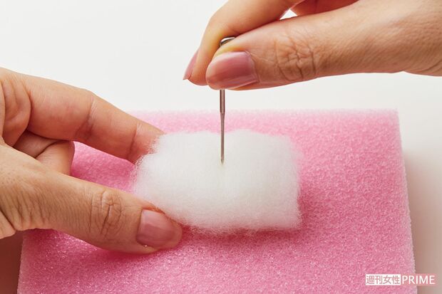 綿を回しながら、全体を針でちくちく刺してまとめていきます