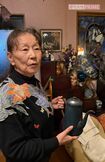 コーヒーを淹れる銅製ポットを手に「こんなに真っ黒になっちゃった」と話す松井多恵子さん