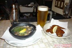 智宏容疑者が行きつけの飲食店でよく頼んだメニュー。左手前から時計回りに、あさりバターの酒蒸し、ウイスキーの水割り、生ビール、鶏の手羽先
