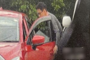 自分の車からA子さんの車の助手席に移動する松本憲二議員