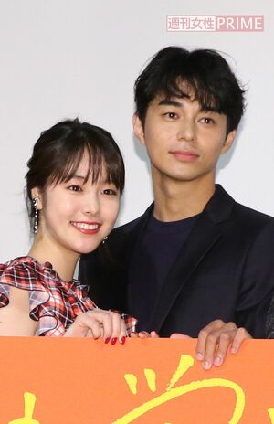 東出と初めて出会った際、唐田えりか(左)はまだ19歳だった