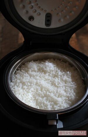 糖質カットモード（ふつう）で約45分で炊き上がる。ざる釜の下に残った水で蒸し上げる仕組みだ