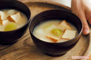 みそ＋厚揚げで大豆の栄養たっぷり！『長ねぎと厚揚げのみそ汁』（撮影／鈴木泰介　スタイリング／久保田朋子）