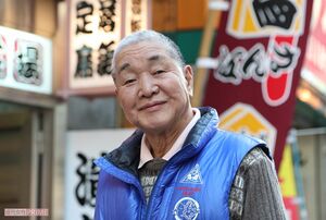 池袋演芸場前にて笑顔を見せる柳家権太楼　