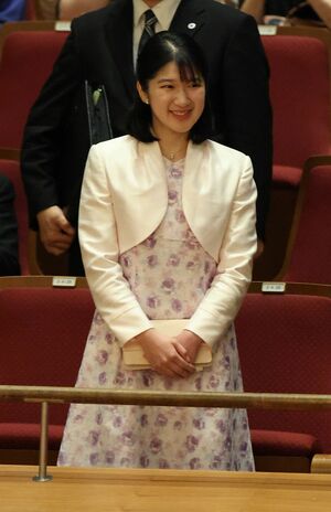 6月8日、東京都内でウィーン少年合唱団の来日公演を鑑賞された愛子さま。ラオスで着用されたものと同じワンピースとボレロのセットで