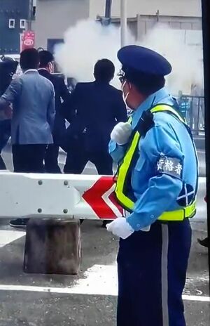 安倍元首相が発砲された瞬間、警護と思しき者は驚いて後ろを振り返り…（読者提供）