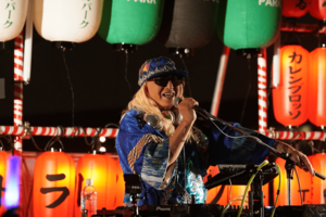 DJKOOが『EZDODANCE』や『survivaldAnce〜nonocrymore〜』といったTRFのヒット曲などをかけて、会場は大盛り上がり