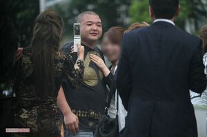 '12年、泥酔状態で女性とディープキスする様子を一般人に撮られまくる内山信二