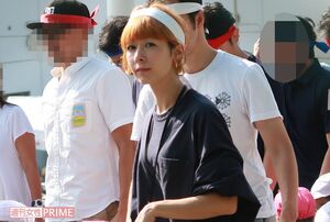 入場ゲートで子どもの手を引く木村カエラ。この後、仲よく競技に参加した