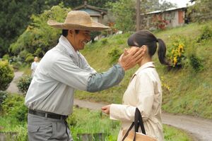ムギュ～。あらためて“父”としての実のぬくもりを感じるみね子。(c)NHK