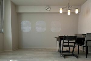 ダイニングセット以外は何もないリビング。ほこりや汚れもたまらない　画像提供／Nozomiさん