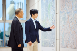 筑波大学近くにある「地図と測量の科学館」で明治時代の地図を見る悠仁さま(写真/宮内庁提供)