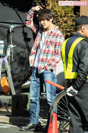 主演映画のスタッフと楽しそうに話す山田涼介