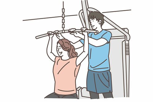 ジムにある「ラット・プルダウン」というマシンをイメージして、両腕を上げ下げしてみる　※写真はイメージです