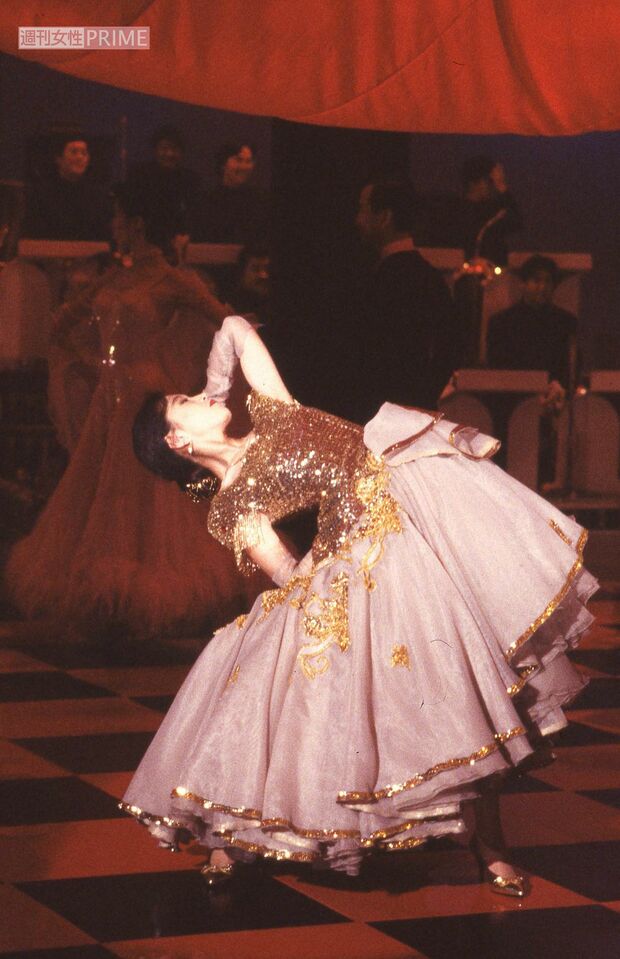 17枚目のシングル『TANGO NOIR』で見事な“のけぞり”を見せる中森明菜。この角度……やはりただ者ではない