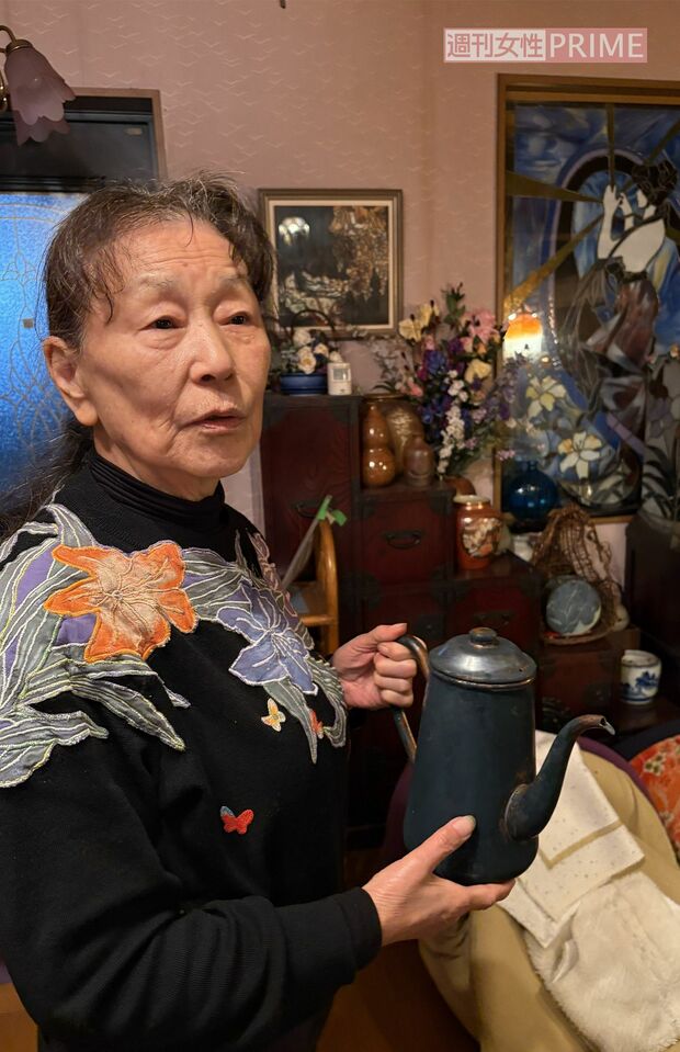 コーヒーを淹れる銅製ポットを手に「こんなに真っ黒になっちゃった」と話す松井多恵子さん