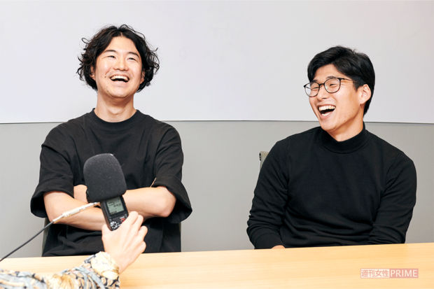 インタビューを受けるKevin'sEnglishRoomのやま（左）、ケビン（右）