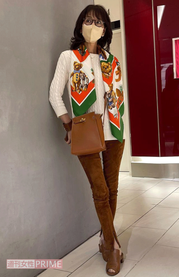 洋服がシンプルなときは、インパクトのあるスカーフをプラス。クマ柄がかわいい♪（撮影／伊藤和幸）