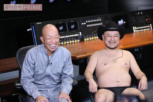 『ザコシ・小峠のテロップ再生工場』（テレビ東京系）の収録中の小峠英二（バイきんぐ）、ハリウッドザコシショウ　撮影／吉岡竜紀