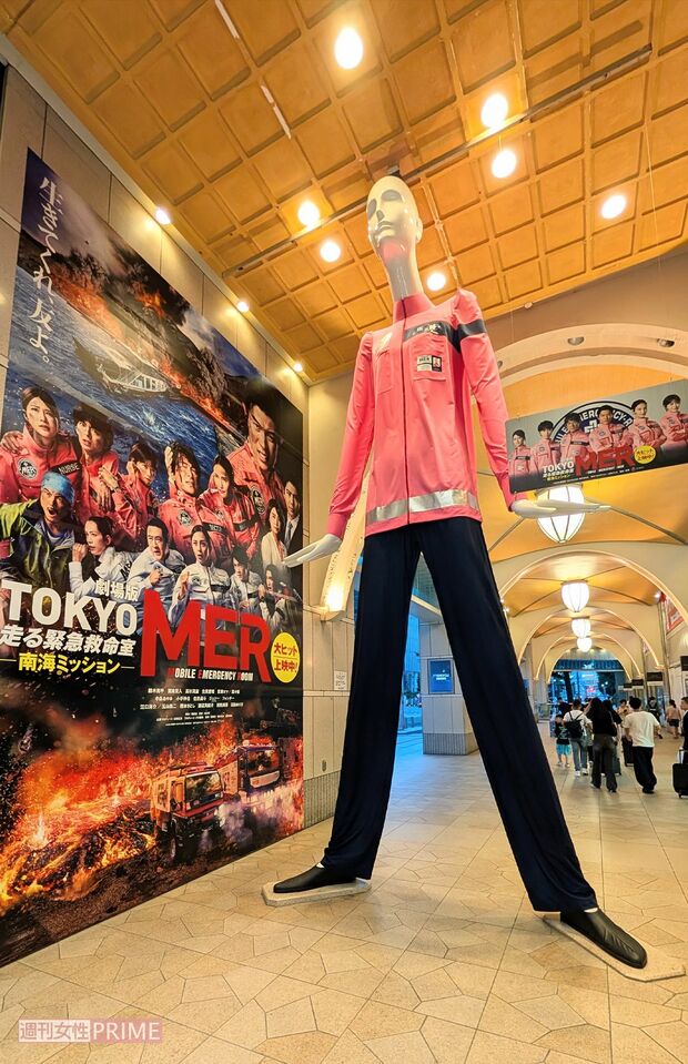 劇場版『TOKYOMER~走る緊急救命室~南海ミッション』仕様になった名古屋駅「ナナちゃん人形」(編集部撮影)