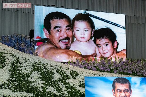 2022年の『千葉真一さんお別れの会』では親子の3ショットが。中央が幼少期の眞栄田郷敦で右が兄の新田真剣佑