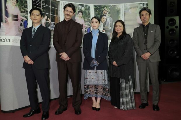 圧倒的な“ヒロイン感”を持つ吉沢亮（写真左から吉沢、トミー・バストウ、高石あかり、池脇千鶴、岡部たかし）