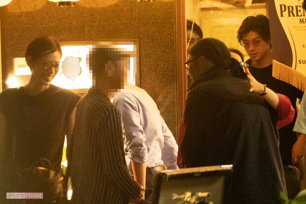 '19年ドラマ『特捜9』の出演者、田口浩正のライブに訪れた原沙知絵（左）と山田裕貴（右）