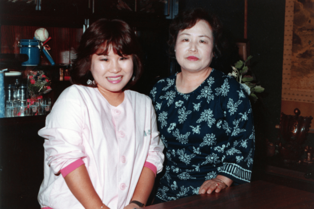 『道頓堀人情』のキャンペーンで全国の赤提灯やスナックを回りそこには母・筆子さんも同行していた