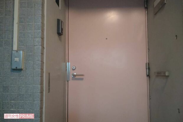 奥村啓志容疑者の自宅マンション。玄関は不気味なほど殺風景だ