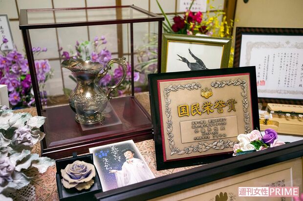 記念館の仏壇前には多くのファンが訪れる　撮影／伊藤和幸