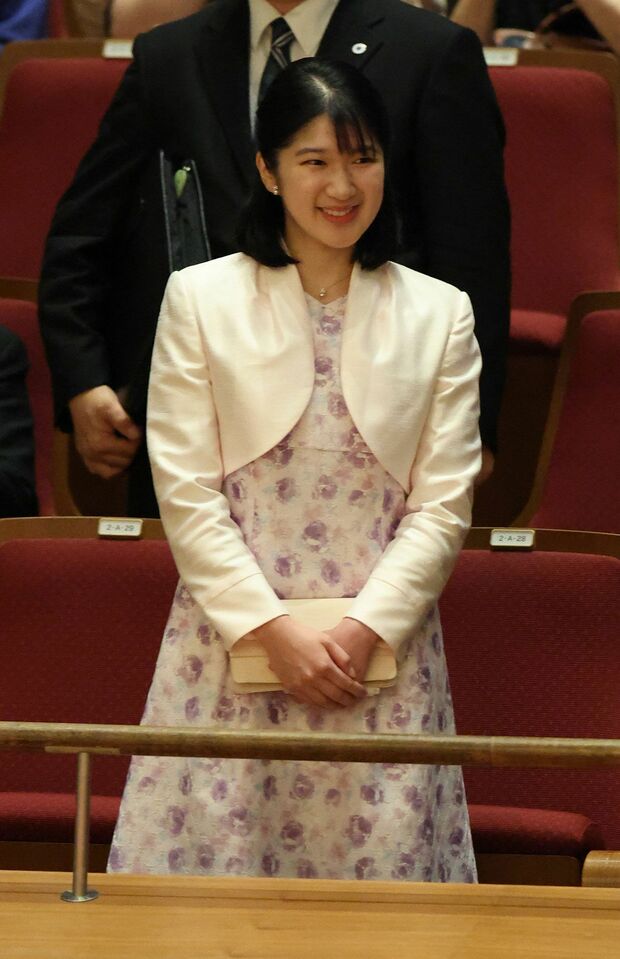 6月8日、東京都内でウィーン少年合唱団の来日公演を鑑賞された愛子さま。ラオスで着用されたものと同じワンピースとボレロのセットで