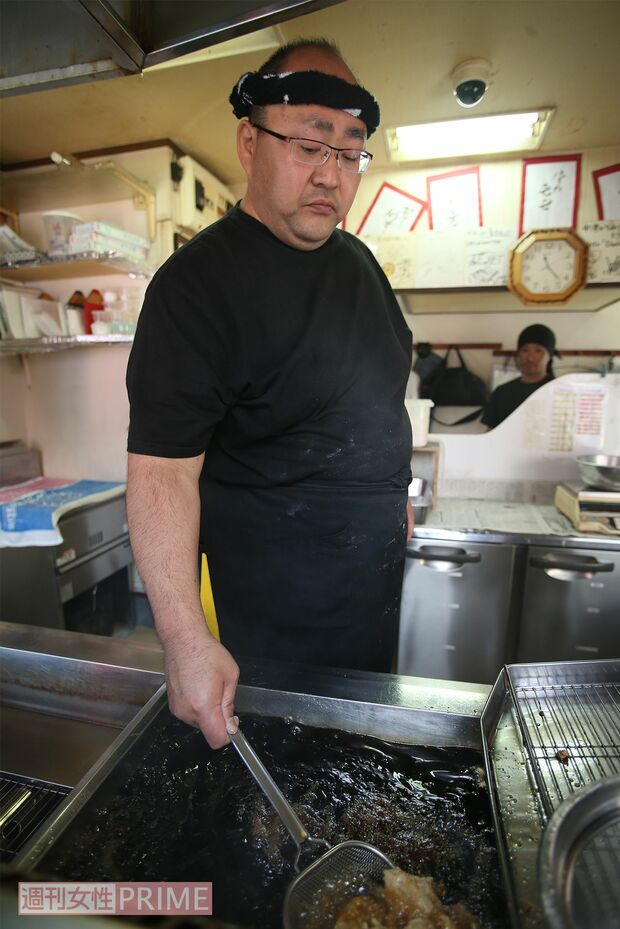10時出社、23時退社、休みは週に1日というハードワークを大相撲で鍛えたガッツでこなす。とはいえ揚げ油が煮えたぎる前での作業は、暑さがこたえる