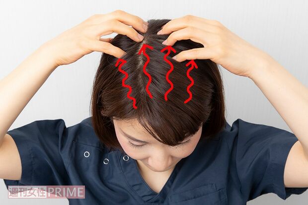 【STEP4】指の腹を頭皮にあて、帽状腱膜を頭蓋骨からはがすようなイメージで生え際から後頭部へ1～2mmずつ動かす。1ラインにつき10秒かけてほぐす