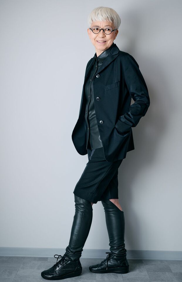 ジル・サンダーのパンツは10年以上前に古着屋さんで購入したもの。足にはいているのは革のシャツの袖。ヤフオクで5000円で購入した。ジャケットはユニクロ＋J（約3000円）（写真／林ひろし）『72歳、好きな服で心が弾む、ひとり暮らし』から抜粋