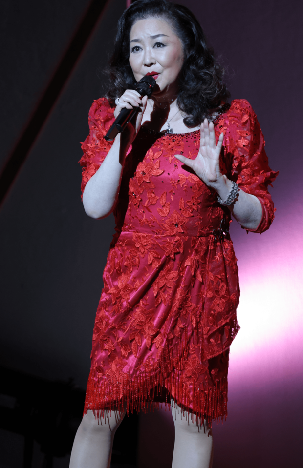 2月17日に浅草公会堂で行われた『夢コンサート』では、カバー曲のほかに『みずいろの手紙』を披露すると客席はあべの歌声で“あのころ”にー