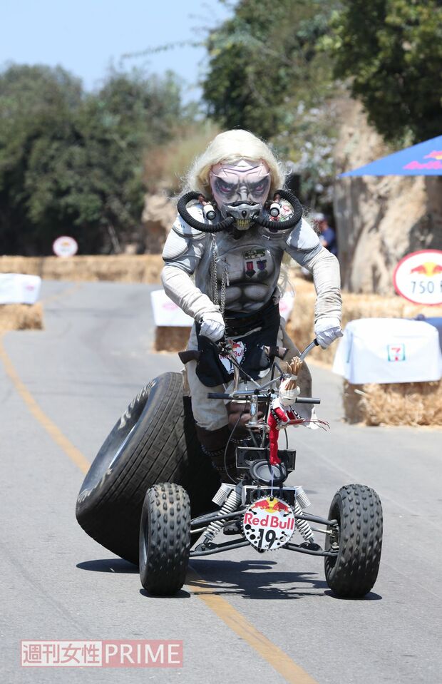 映画『マッドマックス　怒りのデス・ロード』の悪役イモータン・ジョーに扮してコースを疾走！　撮影／吉岡竜紀