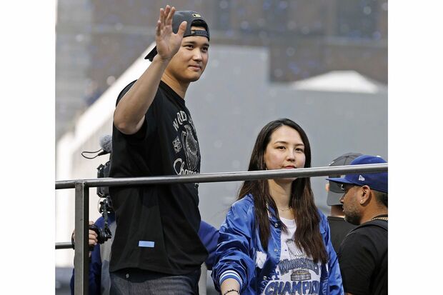 2025年11月4日、ドジャースの優勝パレードに参加した大谷翔平夫妻（共同通信社）