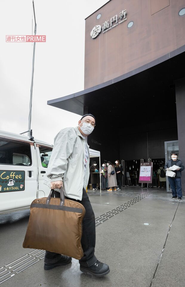 「おはようございます！」と座・高円寺（東京都）に姿を現した街裏ぴんく。小道具などは自ら持参　撮影／齋藤周造
