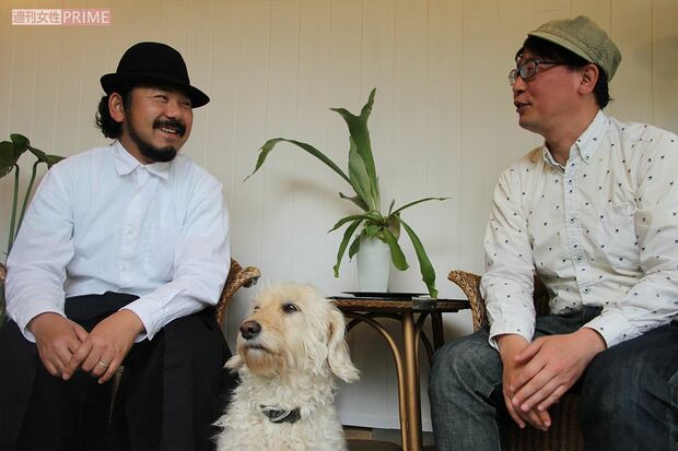 年の差カップルでもある田中昭全さん（左）と川田有希さん。2人に挟まれ真ん中にいるのは愛犬の“つぶ”