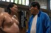 猿桜（演：一ノ瀬ワタル）と猿将親方（演：ピエール瀧）。Netflixシリーズ「サンクチュアリ-聖域-」独占配信中