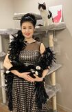 衣装のままマルを抱く藤。後ろでポーズをとるのが姉猫のオレオだ