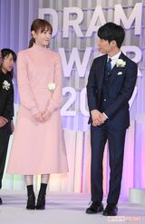 『東京ドラマアウォード2017』に出席した新垣と星野は、ときおりコソコソ話をして楽しげだった