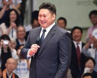 朝青龍や白鵬も憧れる大島親方、テレながら国技館で断髪式