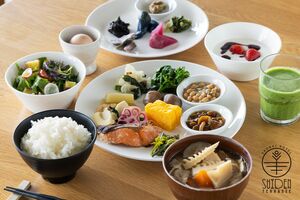 「MOON TERRASSE」80%以上の料理に庄内産の食材を使用した和食メニューをブッフェスタイルで提供。郷土色豊かなおかずやご飯を堪能できる。朝食券2970円(小学生以上)、1870円(未就学児)、2歳以下は無料