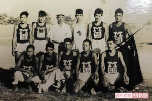 夏苅さん(前列中央)と田中さん(後列左から2人目)ら明治大学の駅伝メンバー