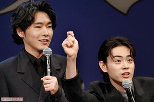 菅田とかなり仲よくなったという柄本佑。「2人でずっと笑ってました」　撮影／佐藤靖彦