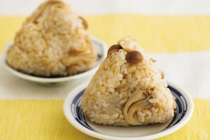 なんでもきのこの炊き込みおにぎり 撮影/山田耕司(扶桑社) スタイリング/鈴木亜希子